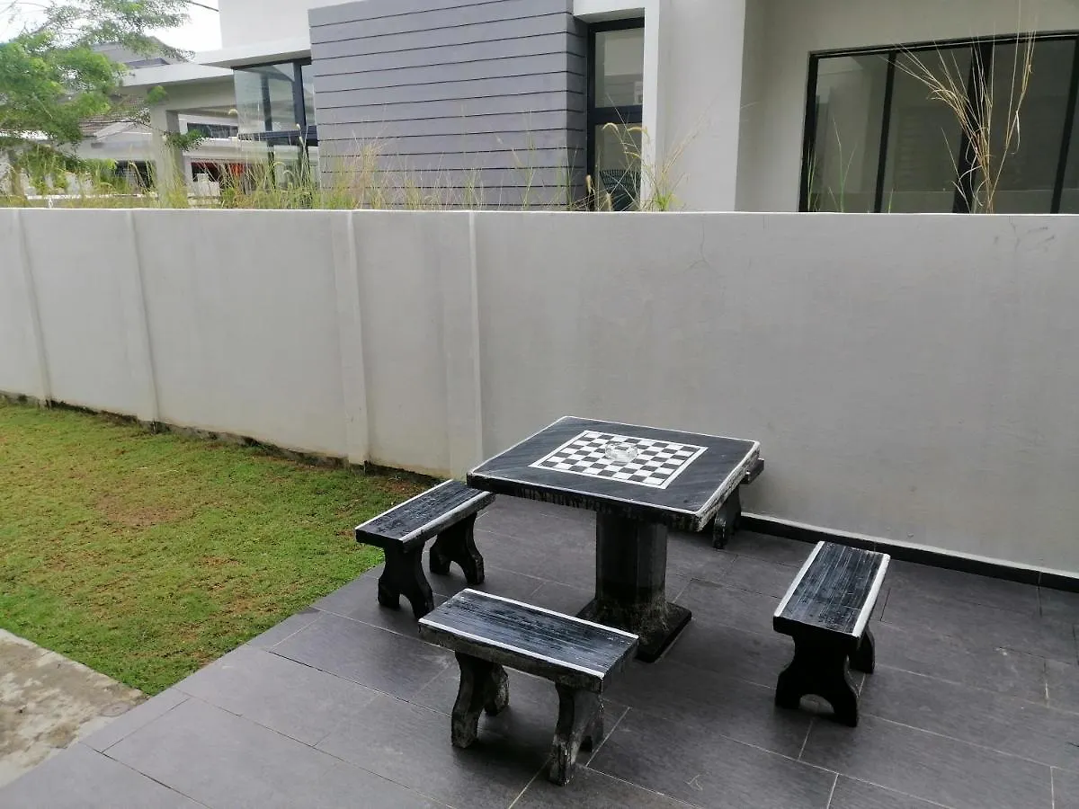 Umarharraz Homestay#Malay Family Staycation#Peaceful And Spacious#Netflix N Youtube#Pool For Kids Malacca Holiday home