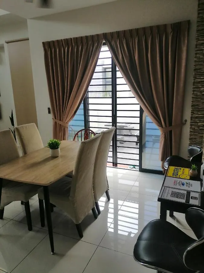 Malacca Umarharraz Homestay#Malay Family Staycation#Peaceful And Spacious#Netflix N Youtube#Pool For Kids מלזיה
